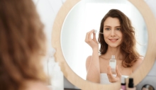 Da hỗn hợp thiên dầu có mụn nên dùng dưỡng ẩm như thế nào?
